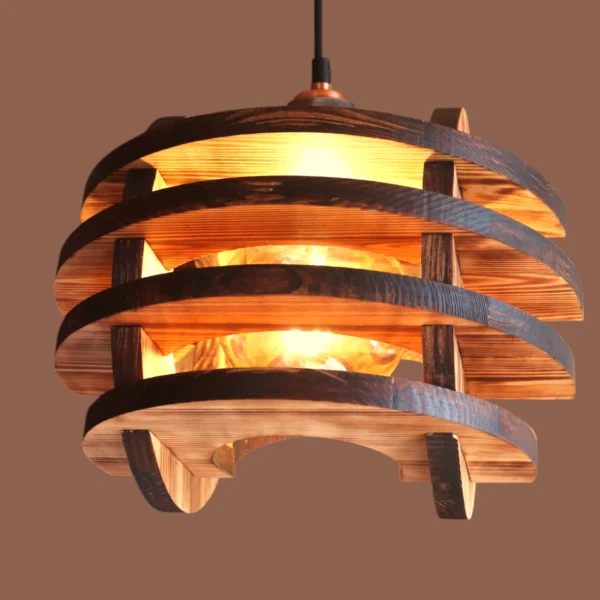 Rustikales Design: Landhauslampe aus flambiertem Holz