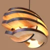 Ovale Holzlampe, von Hand verfeinert